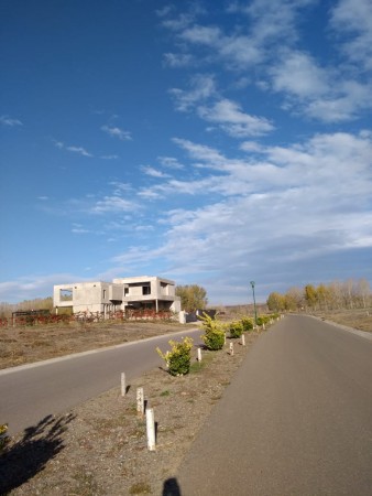 CH CLAUDIA BIENES RAICES VENDE LOTES EN LOS CANALES BARRIO PRIVADO DE PLOTTIER