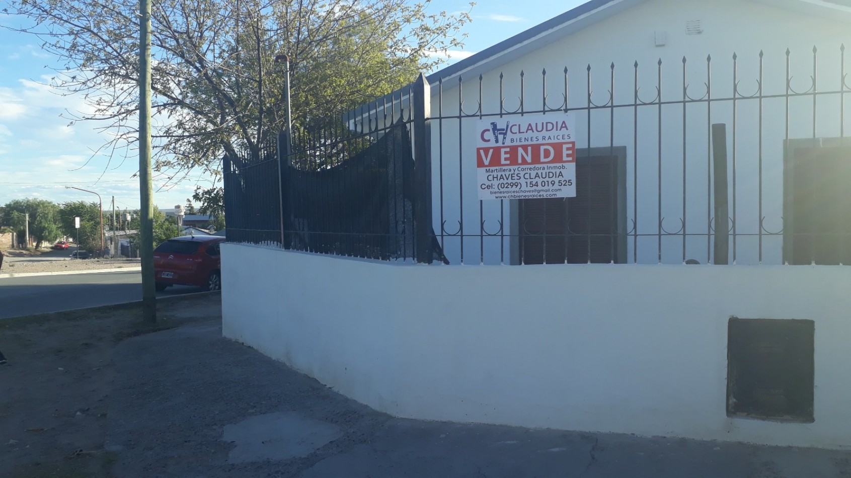 ¡Oportunidad unica! Venta de espaciosa casa de 5 dormitorios en  Bo Melipal de Neuquen. CH Claudia Bienes Raices te invita a descubrir tu hogar ideal.